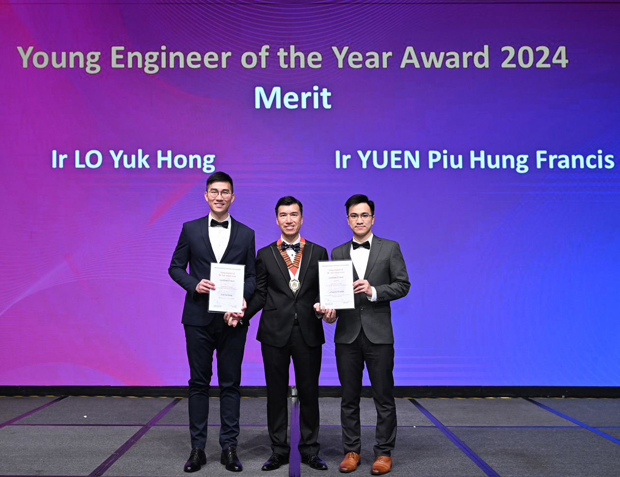 機電署工程師袁彪洪先生（右）獲香港工程師學會頒發「傑出青年工程師獎」優異獎。
