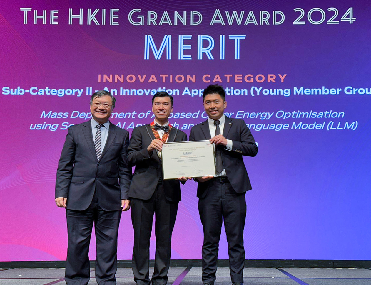機電署的另一創新項目「透過語義人工智能以及大型語言模型廣泛採用以人工智能為基礎的冷水機能源優化方案」，獲頒「香港工程師學會大獎—創意」（分組II）（青年會員組）的優異獎。