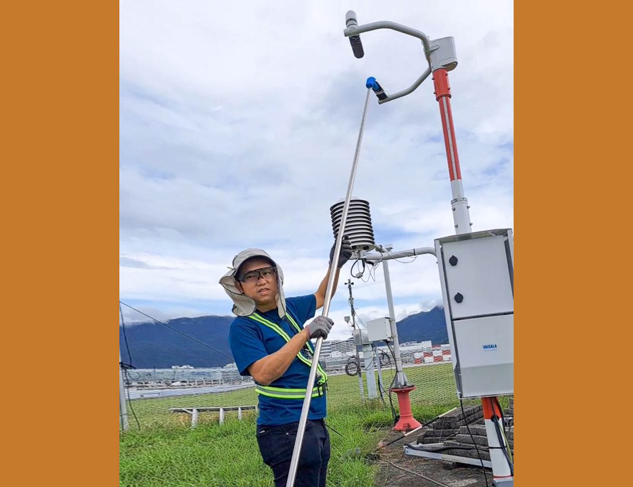 The EMSD collaborated with the HKO to tailor-make equipment for inspecting the surveillance devices, so that our front-line staff can perform the inspection and cleaning work without climbing up to platforms for working at height.